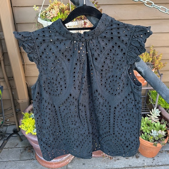 Banana Republic Tops - L Tall Banana Republic sweet eyelet muscle top w little flare sleeves, in black